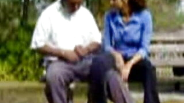 स्टॉकिंग्स में लाल बालों वाली नौकरानी संभोग के लिए एक युवा लड़के को काटती सेक्सी बीएफ इंग्लिश फिल्म है