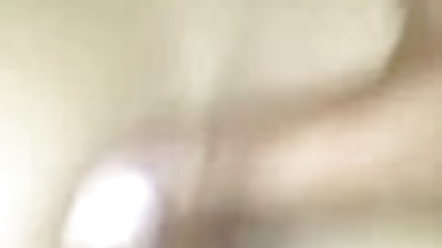 जिमनास्टिक कोच कैमरे पर उसके नग्न इंग्लिश सेक्सी मूवी इंग्लिश सेक्सी मूवी शरीर को दिखाता है
