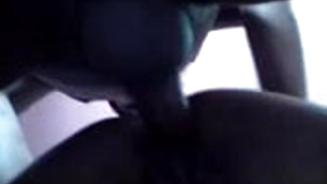 लड़का एक सेक्सी बीएफ इंग्लिश फिल्म रूसी कुतिया की योनि में एक लंबा सेक्स टॉय डालता है