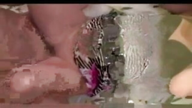 पैटी सेक्सी मूवी इंग्लिश वीडियो ककोल्ड अपने दोस्त के साथ सोफे पर एक पतली लड़की की चुदाई देखता है
