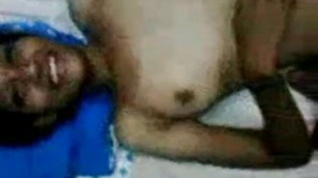 मूनिंग बेबी ने एक लंबी इंग्लिश मूवी वीडियो में सेक्सी चूत की जाँच की