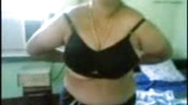 एक दोस्त से मिलने आया इंग्लिश सेक्सी मूवी हिंदी में और तुरंत उसके सामने अपने पतले पैर फैला दिए