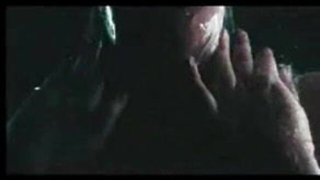 एक ही समय में दो सेक्सी फुल मूवी इंग्लिश लोग चूत और मुँह में एक छोटे बाल के साथ एक लड़की को चोदते हैं