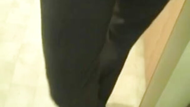 सुंदर गोरा मालकिन एक बार में इंग्लिश मूवी सेक्सी वीडियो उसके दो दासों पर हावी है