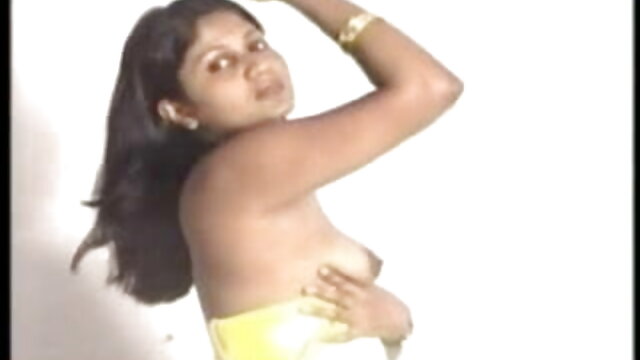 एक सुंदर इंग्लिश सेक्स वीडियो फुल मूवी शरीर के साथ लचीली लड़की विभिन्न प्रकार के पोज़ में