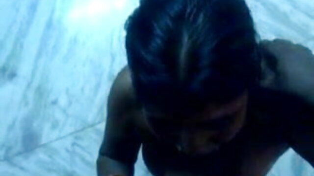 बाल्ड अपनी इंग्लिश हिंदी सेक्स मूवी उंगली से झिझकता है