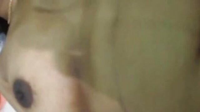 कोर्सेट और सेक्सी इंग्लिश मूवी स्टॉकिंग्स को हटाने के बिना, श्यामला ने गधे में एक बड़ा डिक डाला