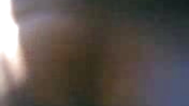 लैपटॉप कैमरे के सामने, मोज़ा में भव्य इंग्लिश वीडियो सेक्सी मूवी लड़की बिस्तर पर बिल्ली बंद झटका