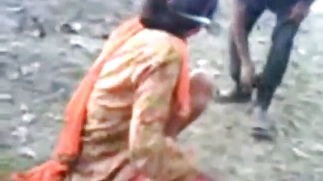 एक हिंदी इंग्लिश सेक्सी मूवी गोरे चुतड़ को देख कर दंग रह गया और उसे टमाटर के साथ लगाया