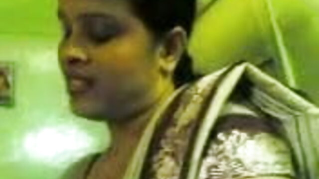 पति इंग्लिश हिंदी सेक्स मूवी के कैमरे पर पत्नी का गला