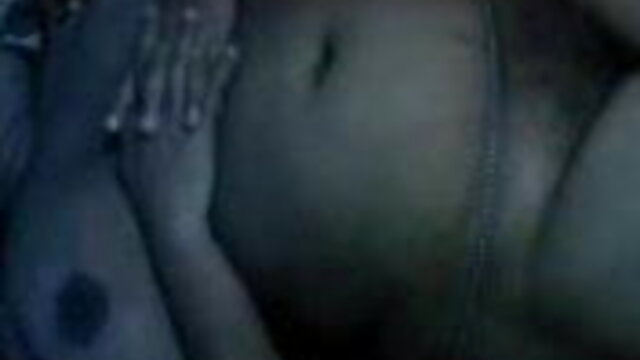 बाथरूम में चश्मे के अड्डों में सेक्सी फिल्म इंग्लिश मूवी फूहड़ और उसकी उंगलियों के साथ उसकी बिल्ली को छूता है