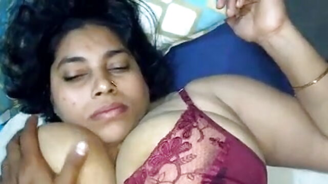 छोटे स्तनों के साथ नग्न श्यामला इंग्लिश सेक्सी वीडियो मूवी एक ट्रेनर के साथ खेल करती है