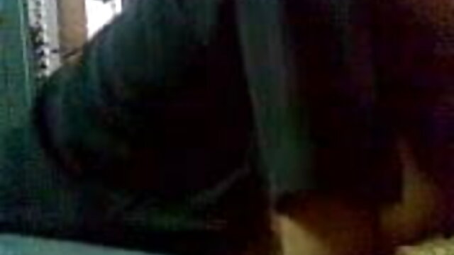 ऊँची एड़ी के जूते में रेडहेड कुतिया एक अपवित्र सेक्सी मूवी इंग्लिश पिक्चर दोस्त के पेट पर जोर दे रही है