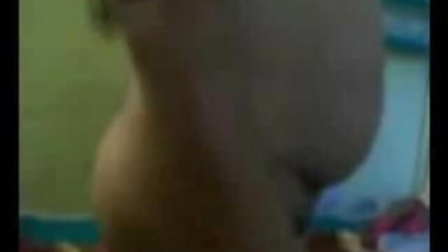 अपने प्रेमी को दिखाया कि कैसे वह रबड़ के इंग्लिश इंग्लिश सेक्सी मूवी लंड के साथ दोनों छेदों में खुद को चोदता है