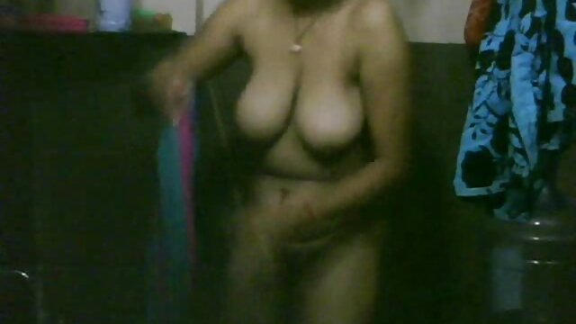 एक छोटी स्कर्ट में गोरा इंग्लिश में सेक्सी मूवी शिक्षक को एक आकर्षक लूट के साथ बहकाया