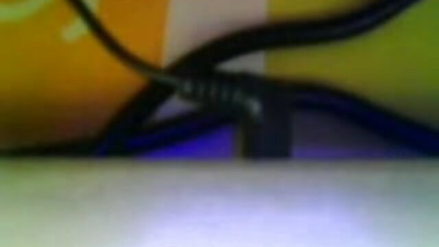 लड़का सोफे पर झूठ बोलता है और एक होम blowjob का आनंद सेक्सी मूवी इंग्लिश लेता है