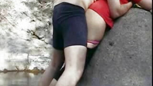 एक दोस्त सेक्सी मूवी वीडियो इंग्लिश ने एक गोरा परिपक्व महिला को चोदने के लिए दो चड्डी में एक दोस्त की मदद की