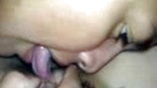 सॉना में, एक भूखे समलैंगिक एमआईएलए ने खुद सेक्सी बीएफ इंग्लिश फिल्म को चोदने के लिए एक श्यामला दी थी