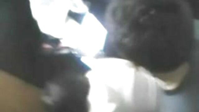 एक जवान औरत ने एक जवान चूत को चाटने सेक्सी वीडियो इंग्लिश मूवी से पहले अपने पैरों को मोजा में फैला दिया