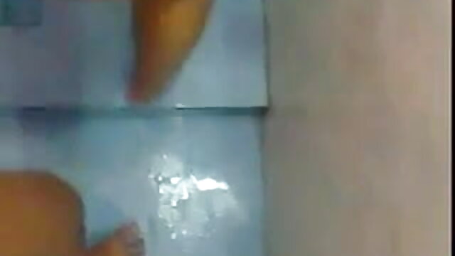 युवा श्यामला उसे छोटे स्तन दिखाने और एक blowjob सेक्सी बीएफ इंग्लिश फिल्म देने के लिए सहमत हुई