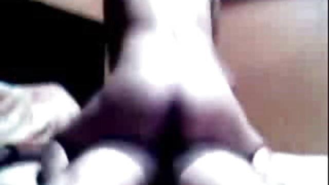 एक खूबसूरत शरीर के साथ एक फूहड़ ने सेक्सी हॉट इंग्लिश मूवी वेबकेम के सामने एक स्पष्ट एकल मंचन किया