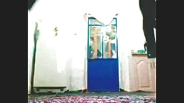 एक परिपक्व गोरा ने अपने युवा प्रेमी को शॉवर में एक सौम्य हिंदी इंग्लिश सेक्सी मूवी चूषण बनाया